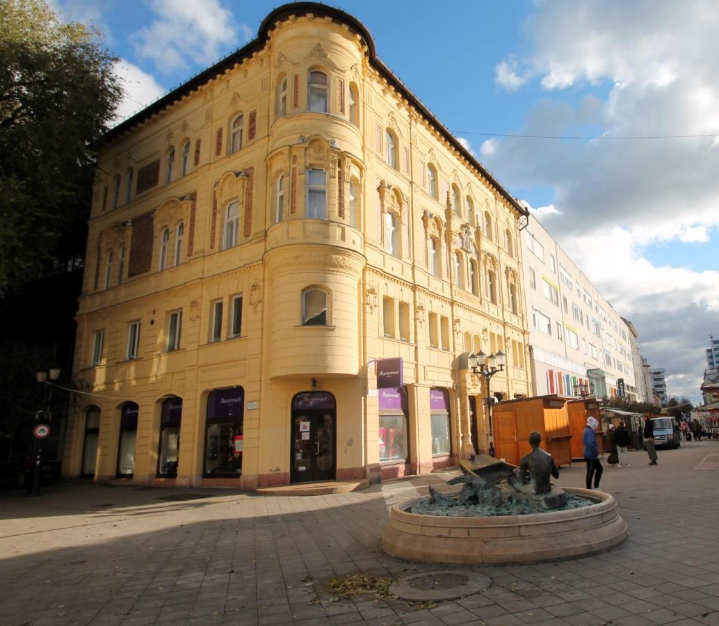 Modern Studio A Belvaros Koezepen Parkoloval- Kata Studioapartman Győr Exterior foto