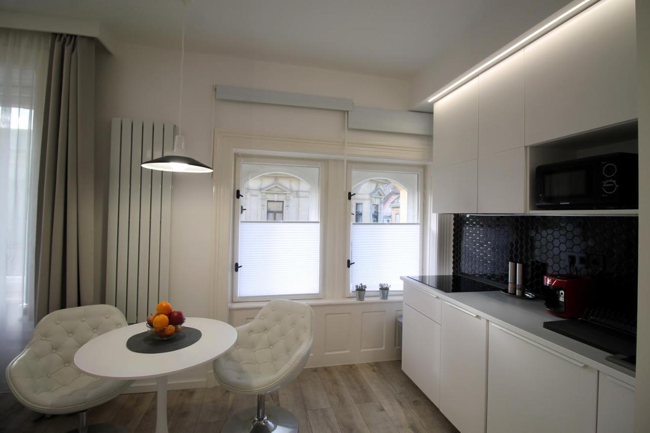 Modern Studio A Belvaros Koezepen Parkoloval- Kata Studioapartman Győr Exterior foto